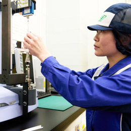 たばこ用フィルターは、顧客の要求に沿った機能を持たせ、たばこ商品の付加価値を上げる役割があります。