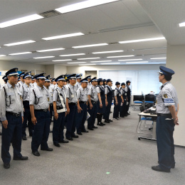研修では警備業務の基礎、警棒や消火栓の基礎から、接遇教育、救命講習など学びの機会も定期的にあります。