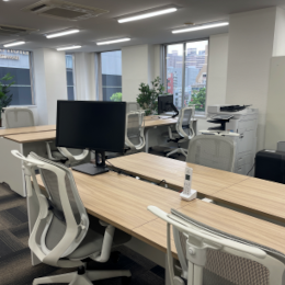 残業は月5.5時間程度と少なめに抑えられています。ワークライフバランスを確保しながら働ける環境です。