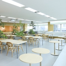 明るく開放的なオフィスには休憩室も完備！窓からの眺めも良くリラックスできると社員からも好評です。