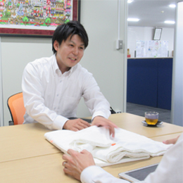 お客様の状況に合わせて、快適寝具を提供。社内での商品の検討にも余念がありません。