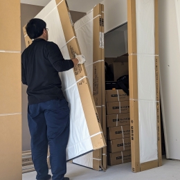 「次の職人さんが作業しやすいように！」と、資材の移動中。