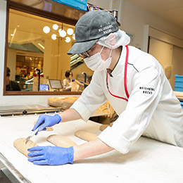 パンは一つひとつ店内で手作り。本物の「出来立て」をお客様にお届けしています。