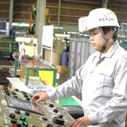 当工場で加工された鋼材が自動車や住宅建築などに活用され、世の中を豊かにしていきます。