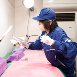 最初は研磨作業の知識や経験が無くても大丈夫。手厚い研修や資格取得支援が整っているのでご安心ください！