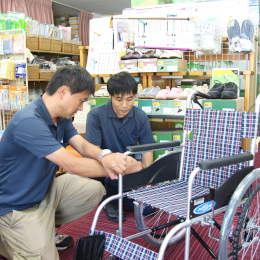 実際の商品に手で触れて覚えられる環境も、メーカー担当者を招いた勉強会も、適宜開催しています。