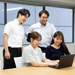 新聞の読み合わせなど、社員同士で情報共有を行い、互いに高め合っていくことができます！