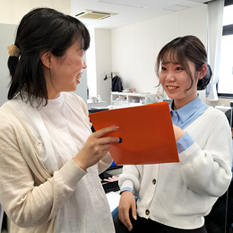 女性スタッフも多く、オフィスは和やかです。