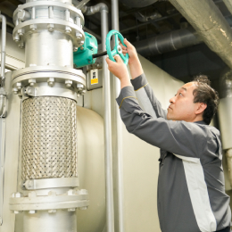 勤務するビルは様々で、一人で作業を行なうこともありますが、大半はスタッフ間で連携して対応します。