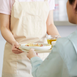 社員食堂では80円～食べられるメニューあり！安くておいしい社食のおかげで、家計が助かるとの声も！