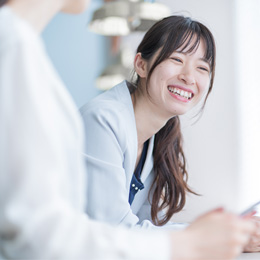 フォロー体制が手厚く、相談しやすい環境。気にかけてくれる先輩ばかりなので、気軽に声をかけてください。