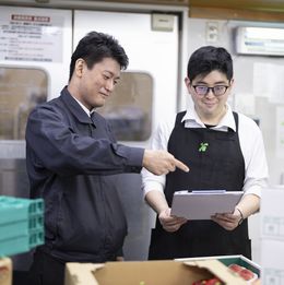 【農産】【畜産】【惣菜】など…各部門が連携し店舗を運営しています