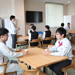 社員同士が家族のように交流できるよう、さまざまな制度や設備を整えています。