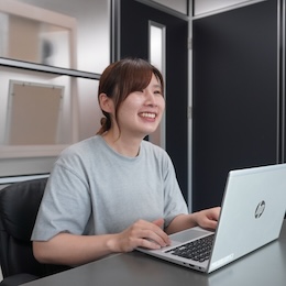 社内はフリーアドレスを採用。他部署のメンバーとのコミュニケーションも活発です。