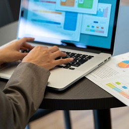 調査と書類作成の専任ポジション！メリハリをつけて活躍できます。