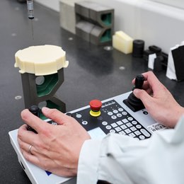 高性能な測定機器を操作して、品質を“数値”でしっかり証明。