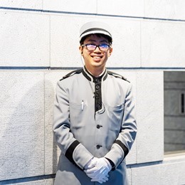 コンシェルジュスタッフは制服をまとってお仕事をしていきます。