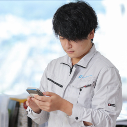スマホで簡単操作ができるアプリも導入！職人さんの指示もアプリで完結するなど、効率的に仕事ができます。