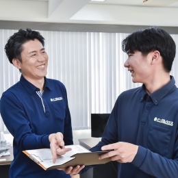 入社後は先輩がマンツーマンで業務をレクチャー。焦らず少しずつ、スキルアップできる環境です。