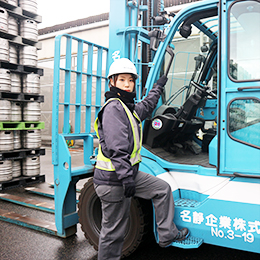 リフトの運転については練習用スペースで練習することもできます。段階を踏んで成長できます！