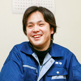仕事中は会話も大切。協力会社である配送業者は全国から集まるので、地元の話題で盛り上がることも。