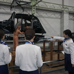 車や機械に詳しくなくても大丈夫。先輩といっしょに、じっくり覚えていきましょう。