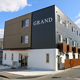 グラン 彩の外観です。新規施設ばかりなので、綺麗な環境で働けます！