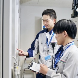 周りには頼りになる先輩が近くにいるので、わからないことや不安なことがあれば気軽に相談してください！