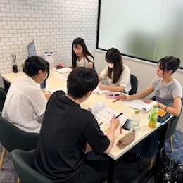 SNSアカウントを実際に触ってみて、実践レベルの知識を習得することが出来ます！
