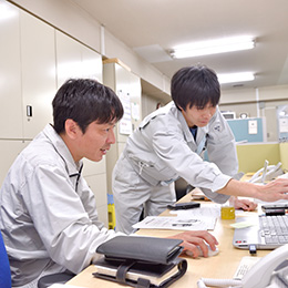 入社1年程は、基本的に業務を学ぶ期間。上司や先輩がしっかりとノウハウを伝授していきます。