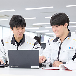 業務は先輩が丁寧にレクチャー。実戦形式で学び、早期から知識やスキルを身につけることができます。