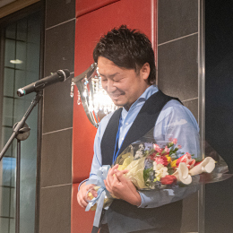 10周年記念イベント時、社員一同からのサプライズで、経営層に「感謝の花束」が贈られました！