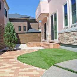 植物の管理だけでなく、ウッドデッキや給水機の設置工事など幅広い業務を行います。