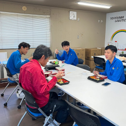 メンバー同士の距離も近く、休憩中もにぎやか！　学校の休み時間のような雰囲気で同じ弁当を囲んでます！