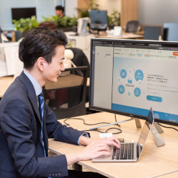 ツールの導入・活用支援から保守業務まで、お客様の課題に合わせて幅広くサポートする仕事です。