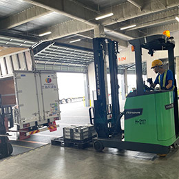 入社後にフォークリフトの資格もとれます！支援制度をご活用ください♪