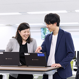 経験や年次、役職問わず、フラットに意見を出し合い、チームワークで仕事を進めることを大切にしています。