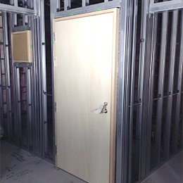 X線の遮蔽能力を備えた防護ドア。建設現場に行き、自社製品を納品・施工管理まで行うことも◎