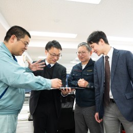 大きなプロジェクトは、部署や役職の垣根なく、みんなで知恵を絞ります。チームワーク抜群の環境です。