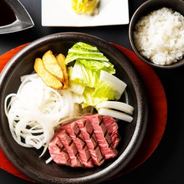 おいしさとボリューム、ヘルシーさを兼ねた料理をお箸で召し上がっていただく特製ステーキコースが人気◎