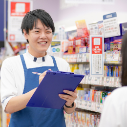 【販売スタッフ】一般用市販薬やサプリメント、化粧品など幅広い商品を扱います。