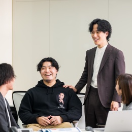 チーム内はもちろん、セールスチーム（営業部）とも協力しながら、より良い提案に繋がる戦略を考えます。