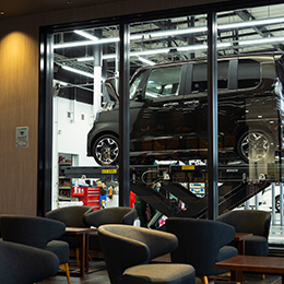 整備工場を併設した店舗では、子どもたちの「整備士さん、カッコイイ！」という声が聞こえてくることも。