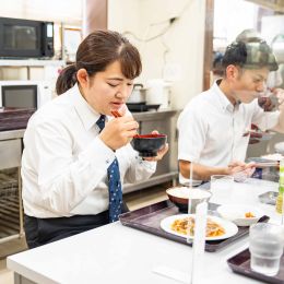 休憩室、仮眠室、ロッカールーム、シャワー室など各種施設が充実。千鳥営業所には食堂もあります！