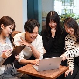何かあれば遠慮なく周囲に質問してください！新人の成長をサポートする体制がしっかり根付いた職場です。