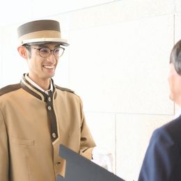 入居者様に顔と名前を覚えてもらうため、笑顔でコミュニケーションをとることも重要です。