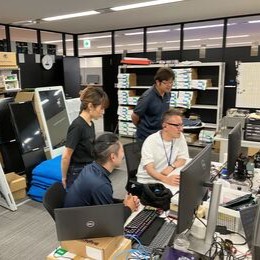 メンバー同士で意見を交わしながら、課題を一緒に解決していきます。