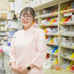 【調剤事務】併設の調剤薬局で、お客様対応や薬剤師のサポートを行います。薬の知識も自然と身に付きます。