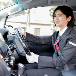 追突回避支援などの安全装備など、安心して運転に集中できる車内環境を整えています。