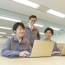 中途入社社員の割合も多く、各々の経験やノウハウを共有しあいながら活躍しています。